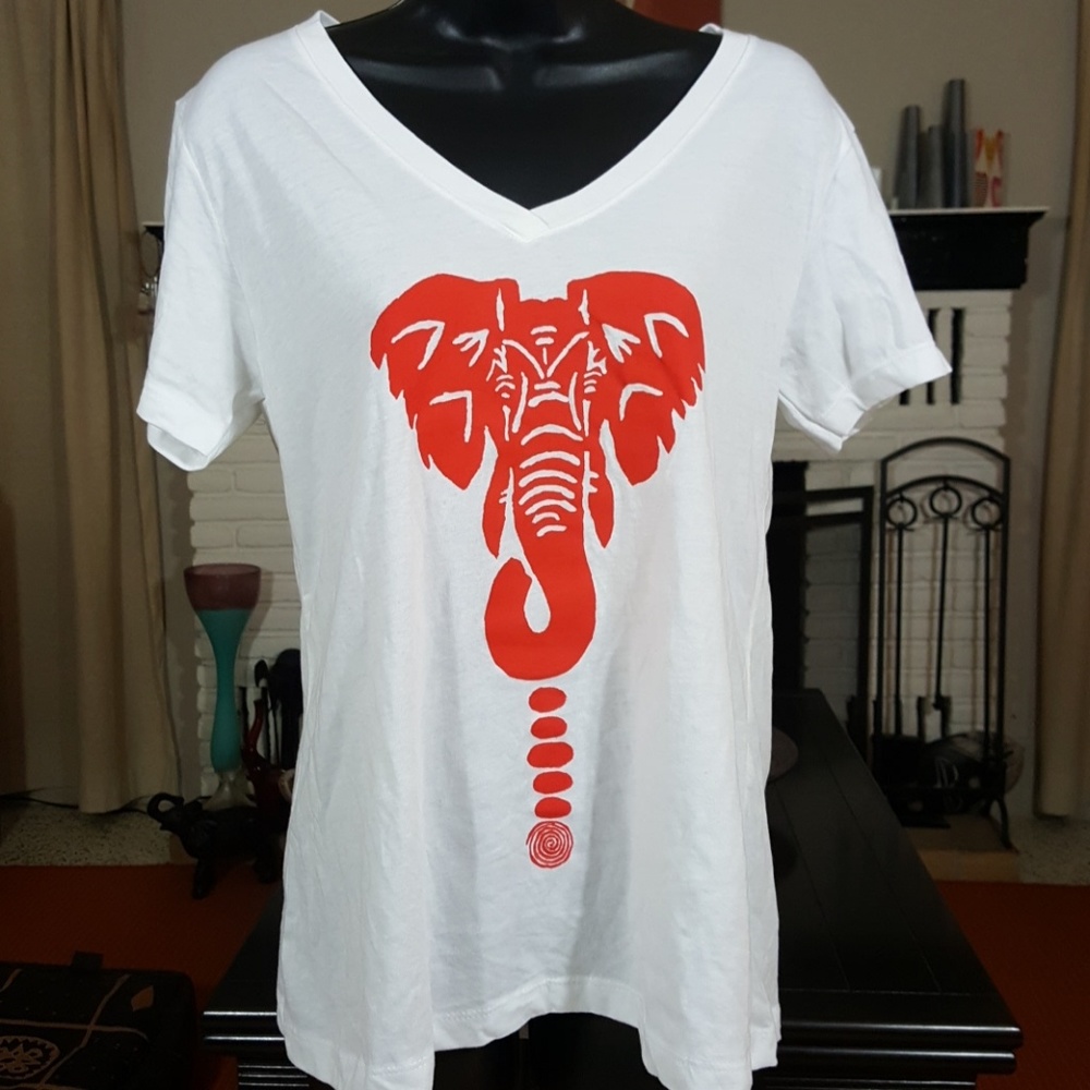 Aku/Akwa white with red elephant tee